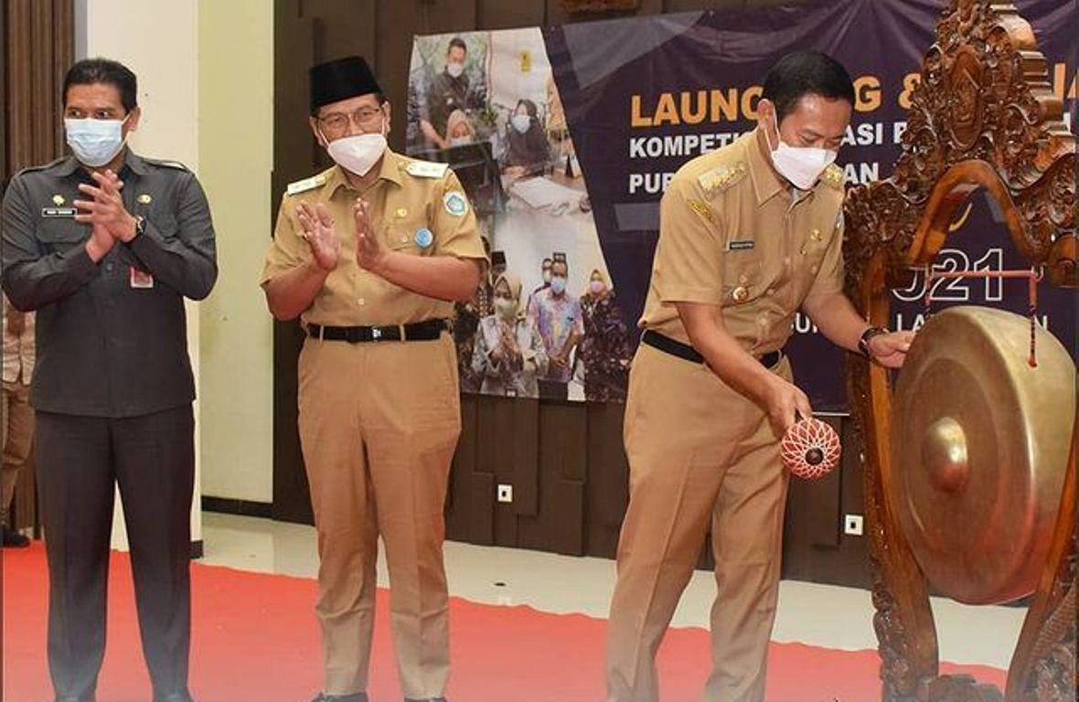 Foto : Bupati Lamongan, Yuhronur Efendi launching SINOLLA, Senin (29/03/2021).
