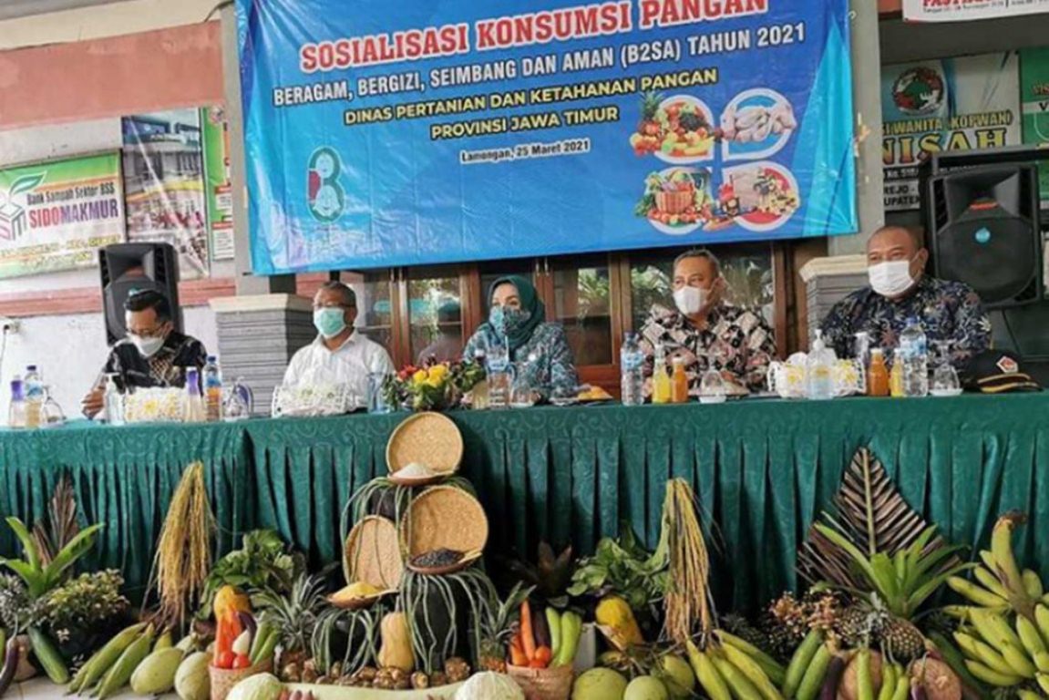 Foto : Ketua PKK Lamongan, Anis Kartika Yuhronur Efendi bersama Dinas Ketahanan Pangan Kabupaten Lamongan sosialisasikan penganekaragaman konsumsi pangan berbasis B2SA, Kamis (25/03/2021).
