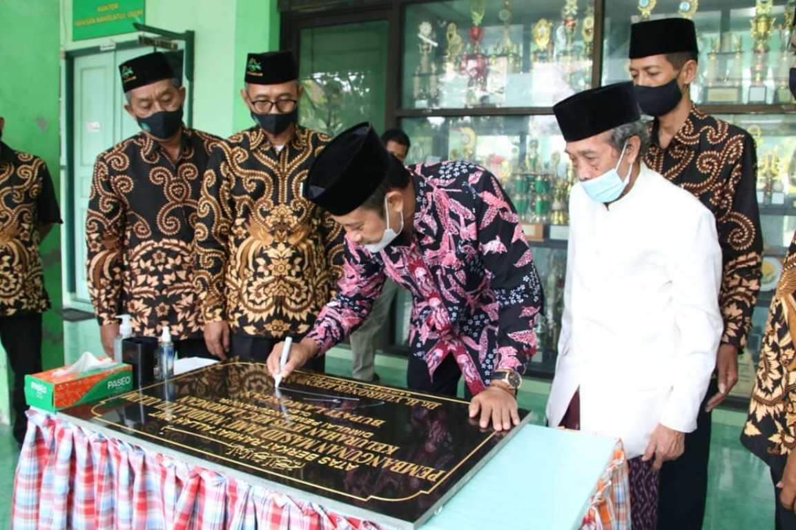 Foto : Bupati Lamongan, Yuhronur Efendi hadiri acara wisuda SMK NU Lamongan, Sabtu (10/04/2021).