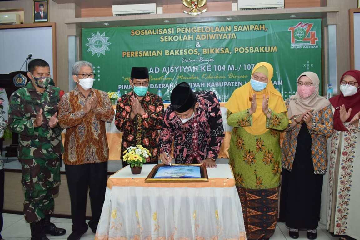 Foto : Bupati Lamongan, Yuhronur Efendi resmikan BAKESOS, BIKKZA dan POSBAKUM di Universitas Muhammadiyah Lamongan, Sabtu (10/04/2021).
