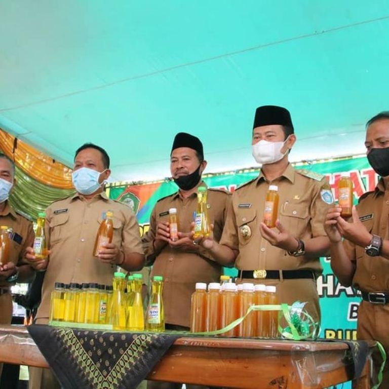 Foto : Bupati Lamongan, Yuhronur Efendi launching 2 produk karya SMKK NU Babat, Senin (12/04/2021).