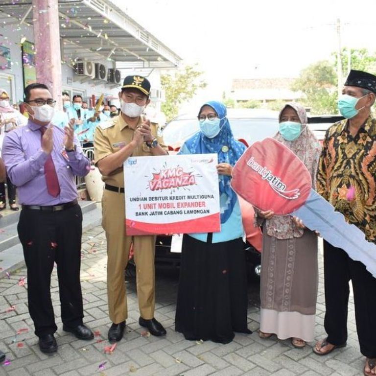 Foto : Bupati Lamongan, Yuhronur Efendi serahkan mobil hadiah Bank Jatim kepada staf Puskesmas Sugio, Retno, Rabu (14/04/2021).