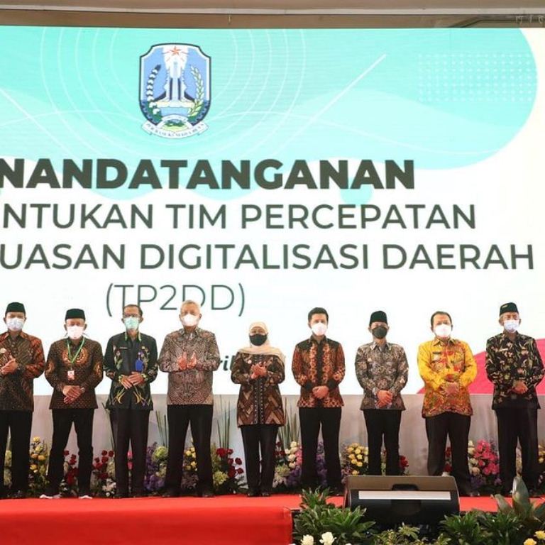 Foto : Bupati Lamongan, Yuhronur Efendi Tandatangani SK TP2DD, Kamis (15/04/2021).