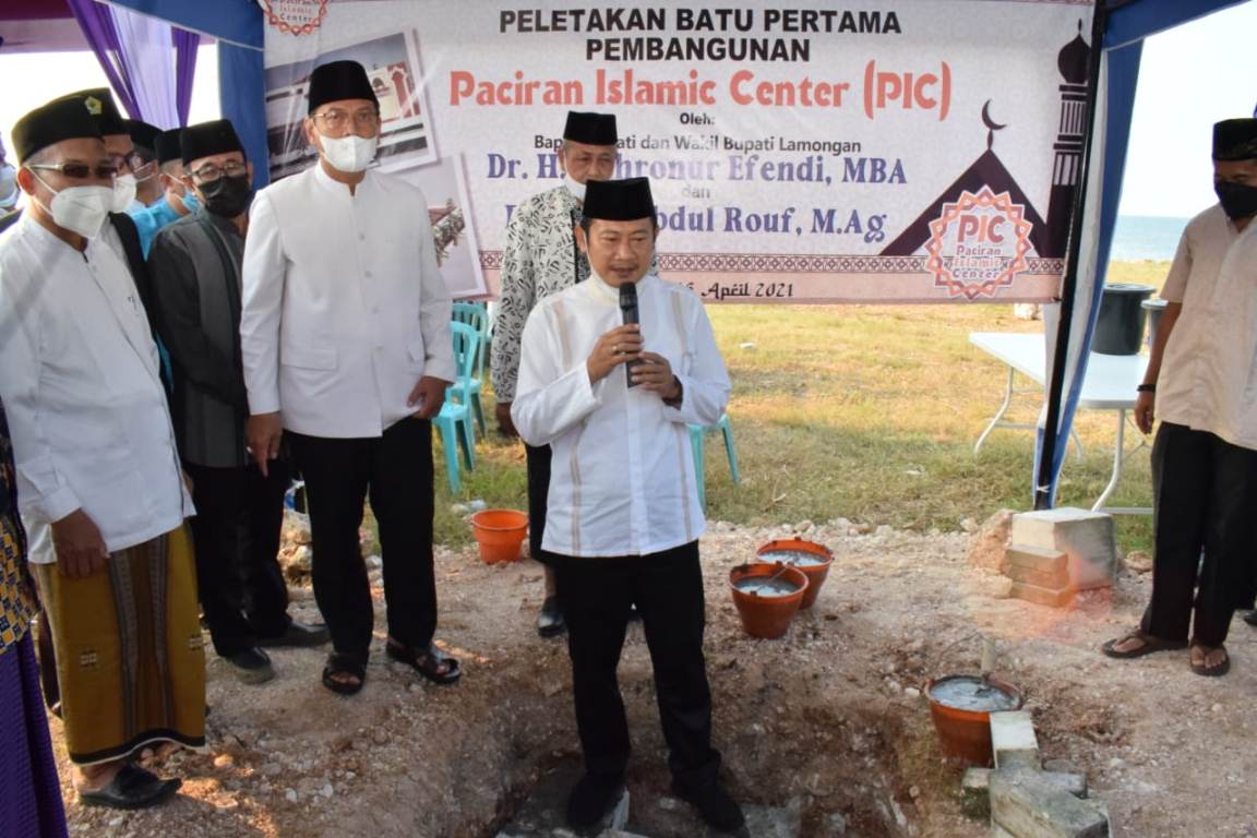 Foto : Bupati Lamongan, Yuhronur Efendi lakukan Peletakan Batu Pertama PIC (Paciran Islamic Center), Jum'at (16/04/2021).