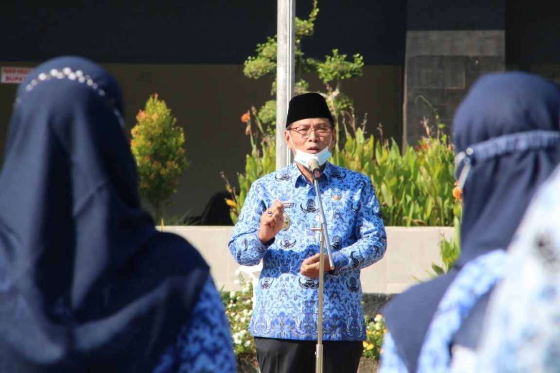 Foto : Wabup Lamongan, Abdul Rouf memimpin apel pagi ASN Pemkab Lamongan, Senin (19/04/2021).