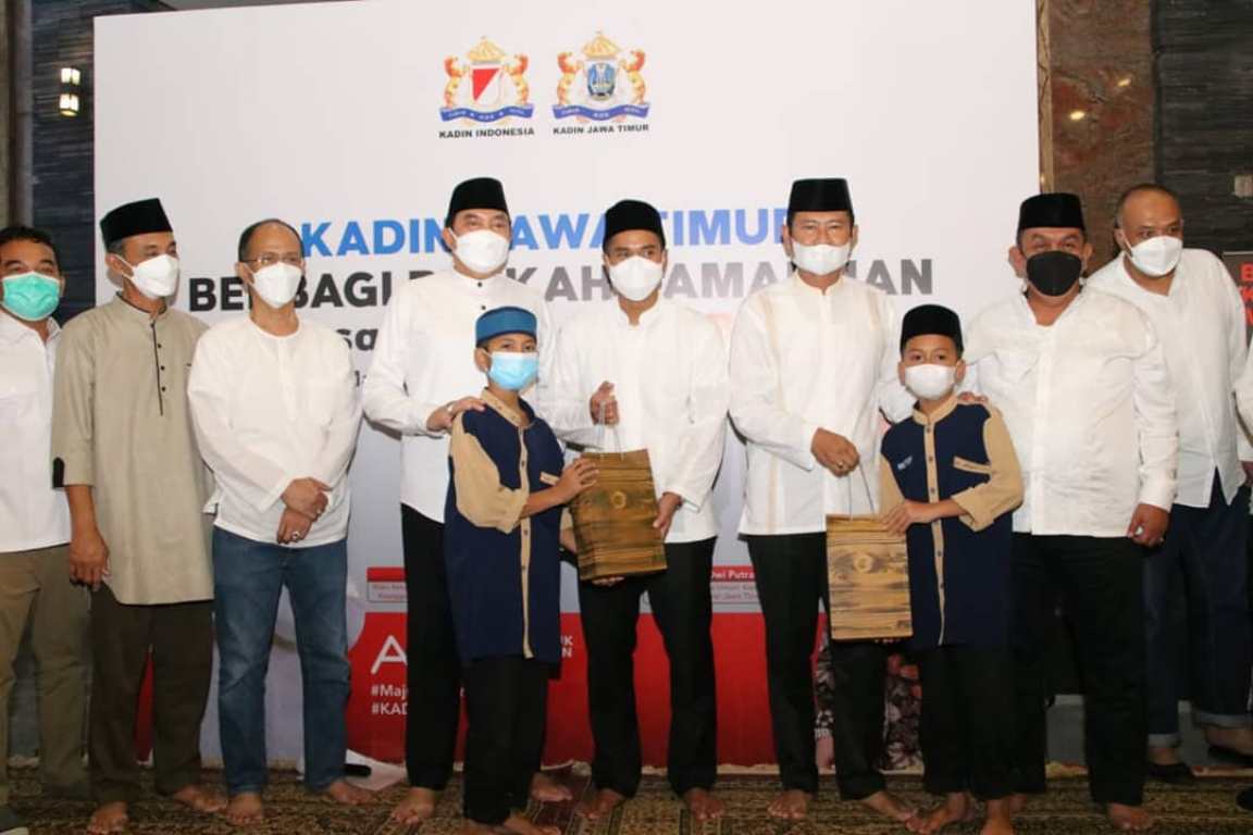 Foto : Bupati Lamongan, Yuhronur Efendi sambut Waketum KADIN, Anindya Bakrie pada acara Safari Ramadhan, di Masjid Namira Kabupaten Lamongan, Senin (19/04/2021).
