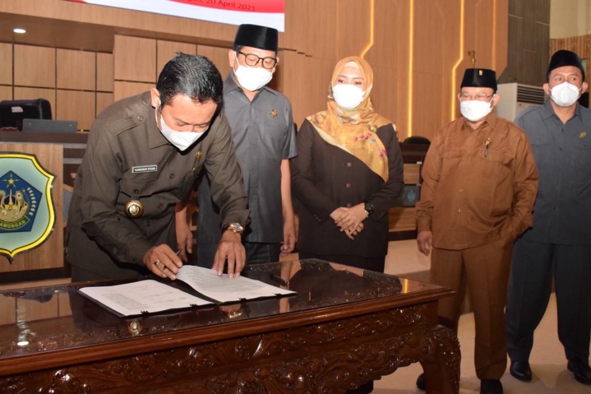 Foto : Bupati Lamongan, Yuhronur Efendi tanda tangani Nota Kesepakatan Rancangan Awal RPJMD Kabupaten Lamongan Tahun 2021 – 2026, Selasa (20/04/2021).