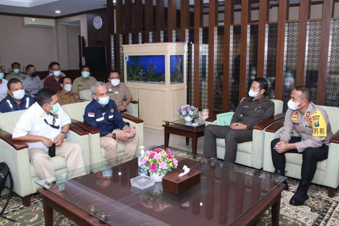 Foto : Direktur Perencanan dan Pembangunan Infrastruktur Minyak dan Gas Bumi Kementerian ESDM RI, Noor Arifin Muhammad beraudiensi dengan Bupati Lamongan, Yuhronur Efendi, Selasa (20/04/2021).