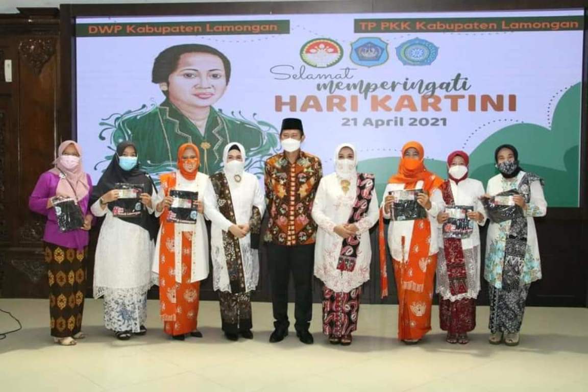 Foto : Bupati Lamongan, Yuhronur Efendi bersama Ketua TP PKK Kabupaten Lamongan, Ibu Anis Yuhronur Efendi hadiri peringatan Hari Kartini, Rabu (21/04/2021).