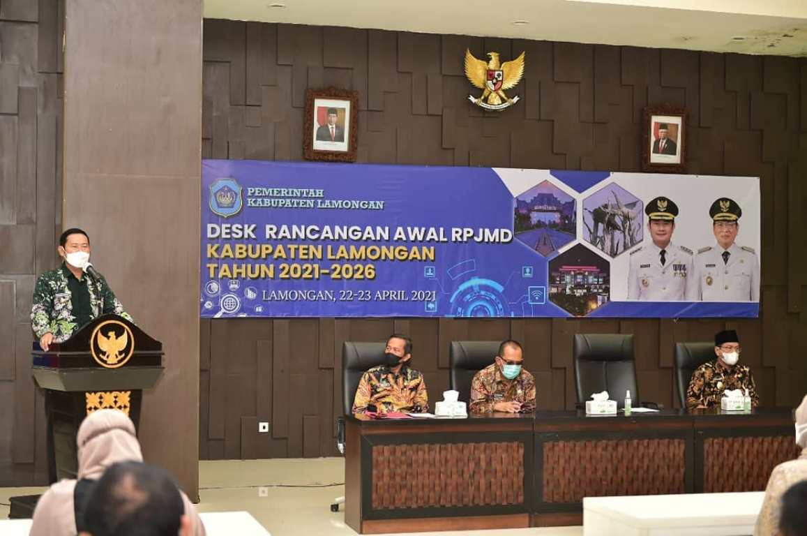 Foto : Bupati Lamongan, Yuhronur Efendi sampaikan sambutan pada Desk Rancangan Awal RPJMD Kabupaten Lamongan, Kamis (22/04/2021).