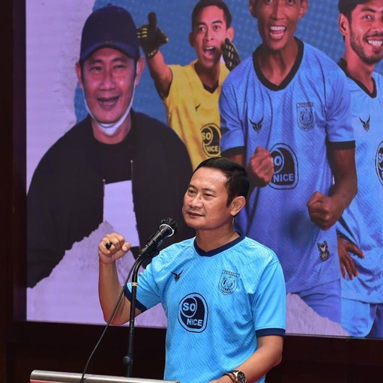 Foto : Bupati Lamongan, Yuhronur Efendi saat memakai Jersey PERSELA