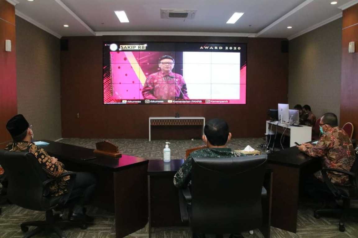 Foto : Bupati Lamongan, Yuhronur Efendi ikuti Rapat secara virtual dengan Menpan RB RI, Tjahjo Kumolo, Kamis (22/04/2021).