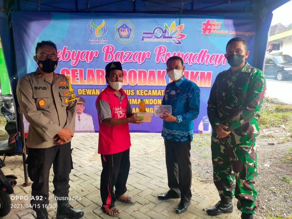 Foto : Ketua Dewan Pengurus PMKM Prima Indonesia Kecamatan Bluluk, Sulis Wanto bersama Forpimcam Bluluk dalam Gebyar Bazar Ramadhan 1442 H, di Pasar Desa Songowareng, Kecamatan Bluluk, Kabupaten Lamongan, Kamis,(15/04/2021).