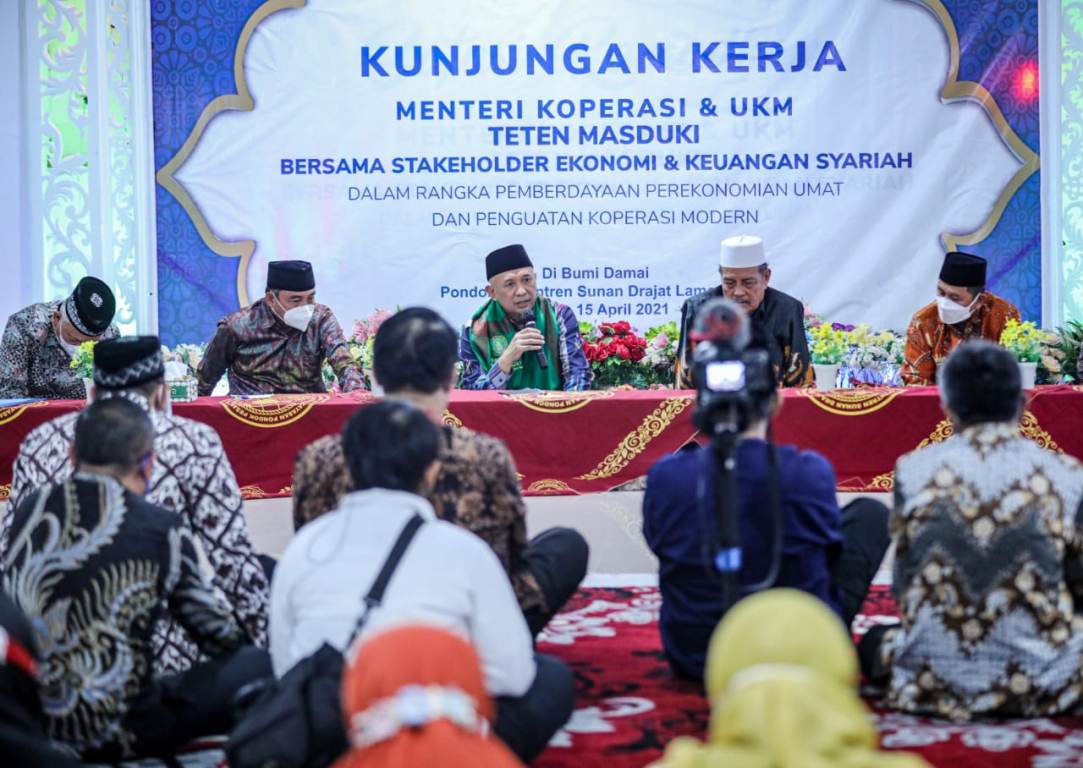 Foto : Menkop dan UKM RI, Teten Masduki kunjungi Kopontren Sunan Drajat, di Desa Banjarwati, Kecamatan Paciran, Kabupaten Lamongan, Jawa Timur, Kamis (15/04/2021).