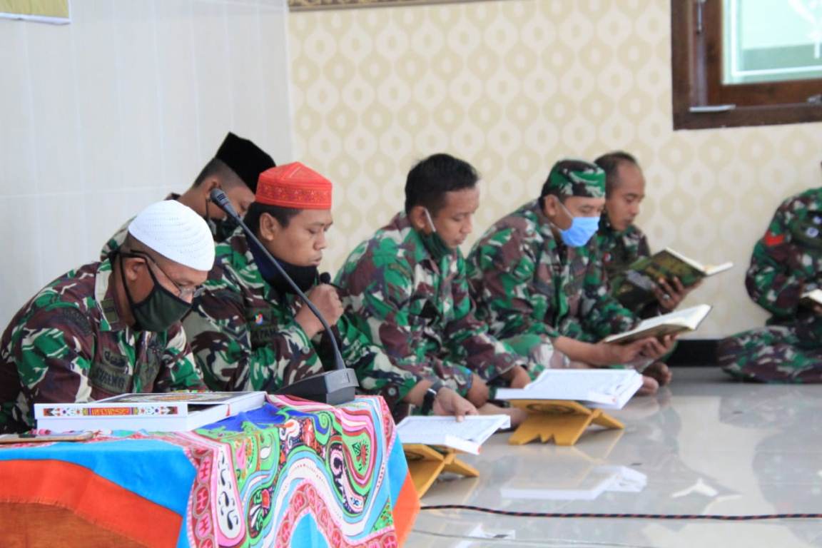 Foto : Anggota Kodim 0812/Lamongan Tadarus Al Qur’an, Jumat (16/04/2021).