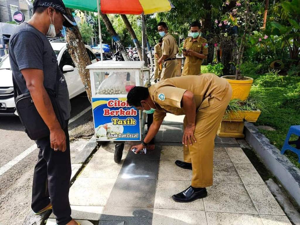 Foto : Tim Gabungan Disperindag Kabupaten Lamongan atur PKL takjil Ramadhan 1442 H, Jum’at (16/04/2021).