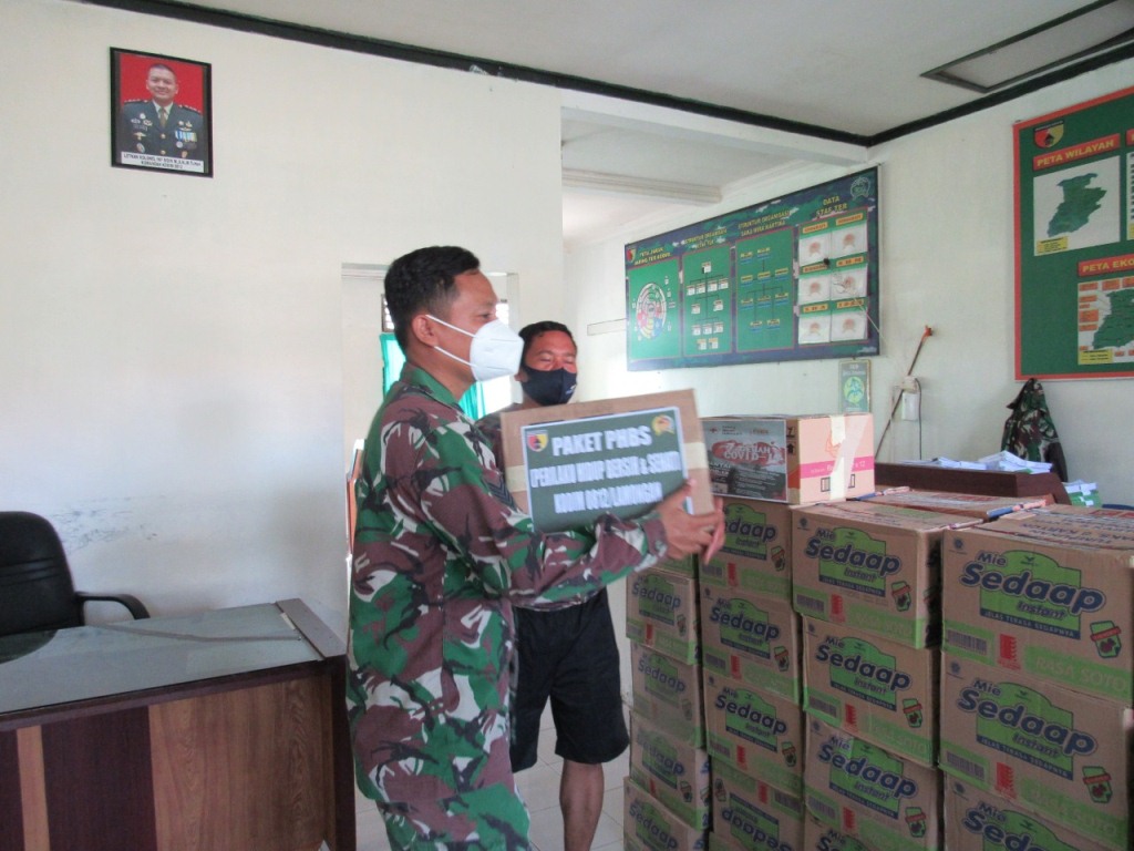 Foto : Kodim 0812/Lamongan bantu Korban Gempa Bumi Kabupaten Malang, Sabtu (17/04/2021).