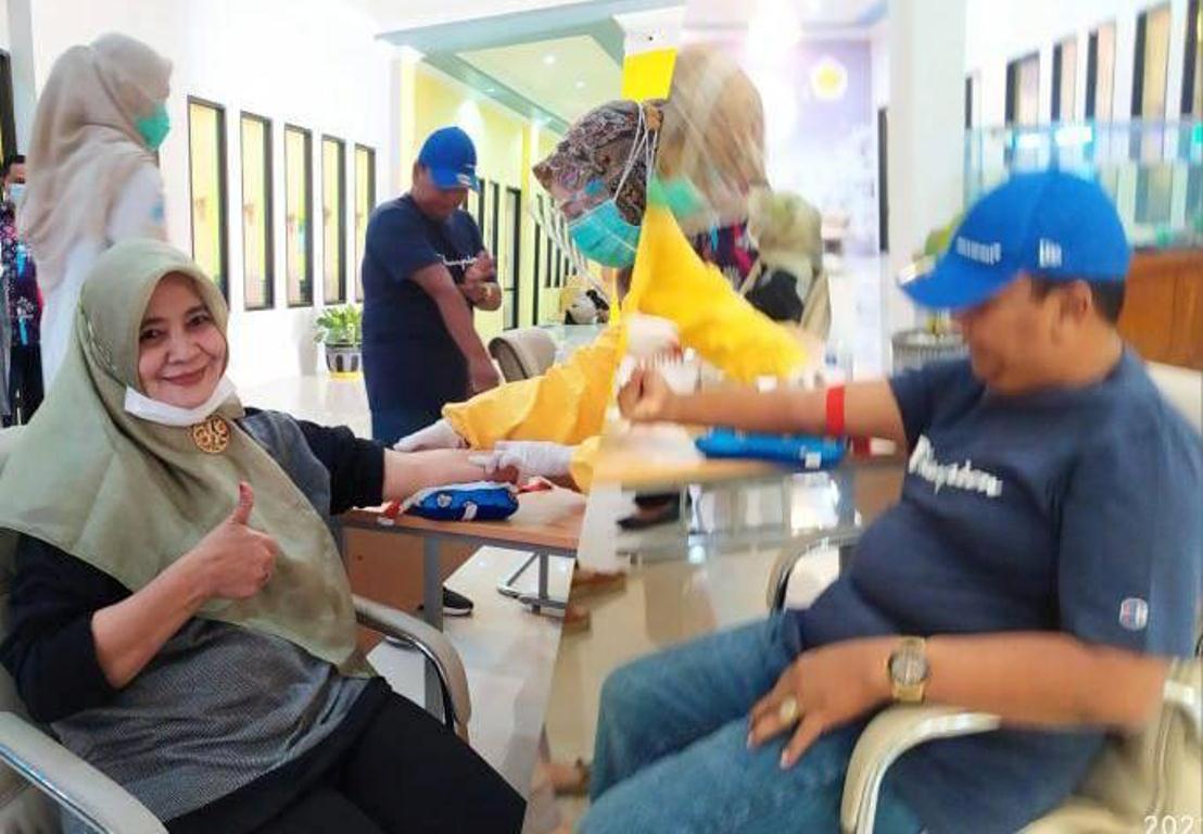 Foto : Ketua Yayasan Suyitno Bojonegoro, Arief Januarso dan Rektor Universitas Bojonegoro, Dr. Tri Astuti Handayani ikuti Test Antibody, Rabu (05/05/2021).