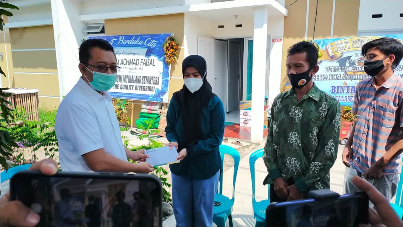 Foto : Gubernur NTB, Zulkieflimansyah sampaikan santunan kepada Auliana Marida, istri Sertu Kom Acmad Faisal,,salah satu awak ABK KRI Nanggala 402 yang meninggal dunia, Sabtu (01/05/2021).