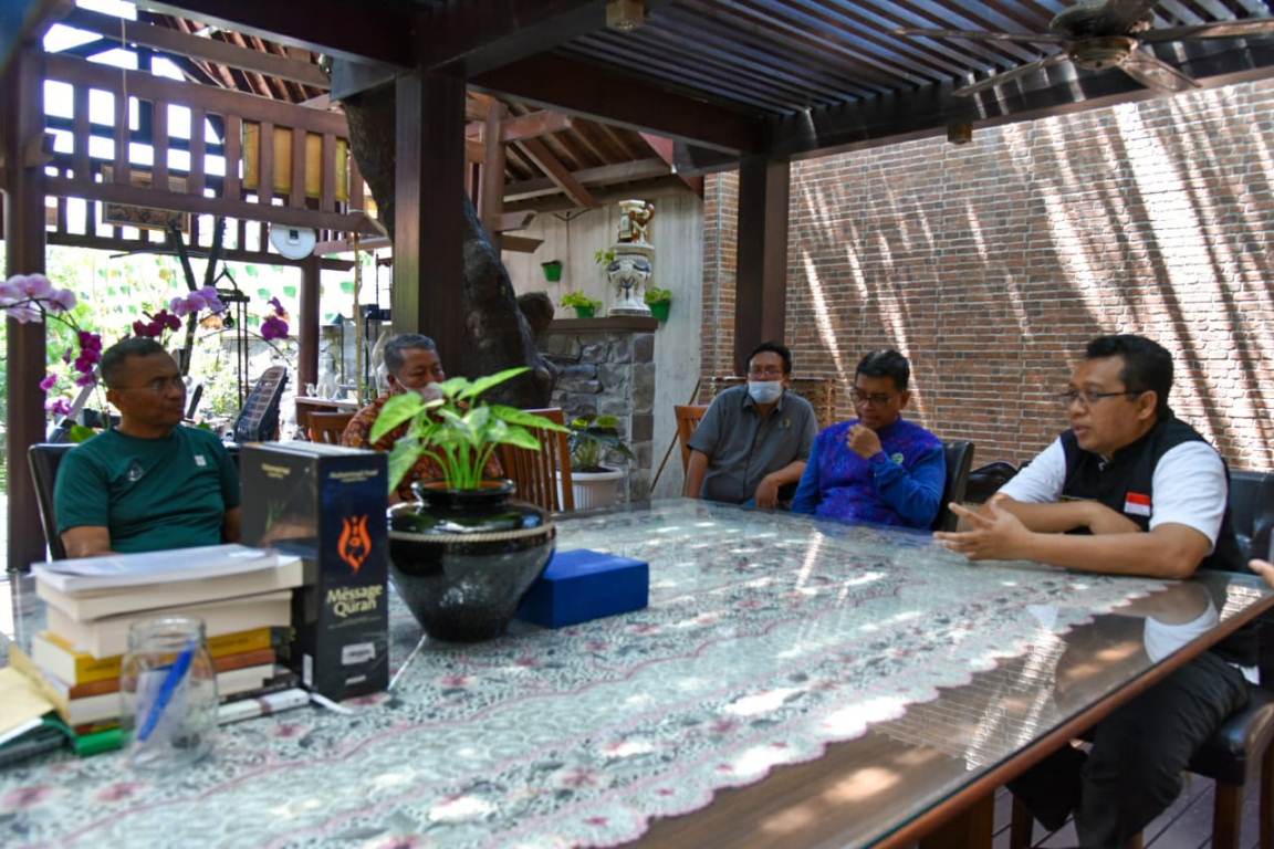 Foto : Gubernur NTB, Zulkieflimansyah bertemu Dahlan Iskan di Surabaya, Sabtu (01/05/2021).
