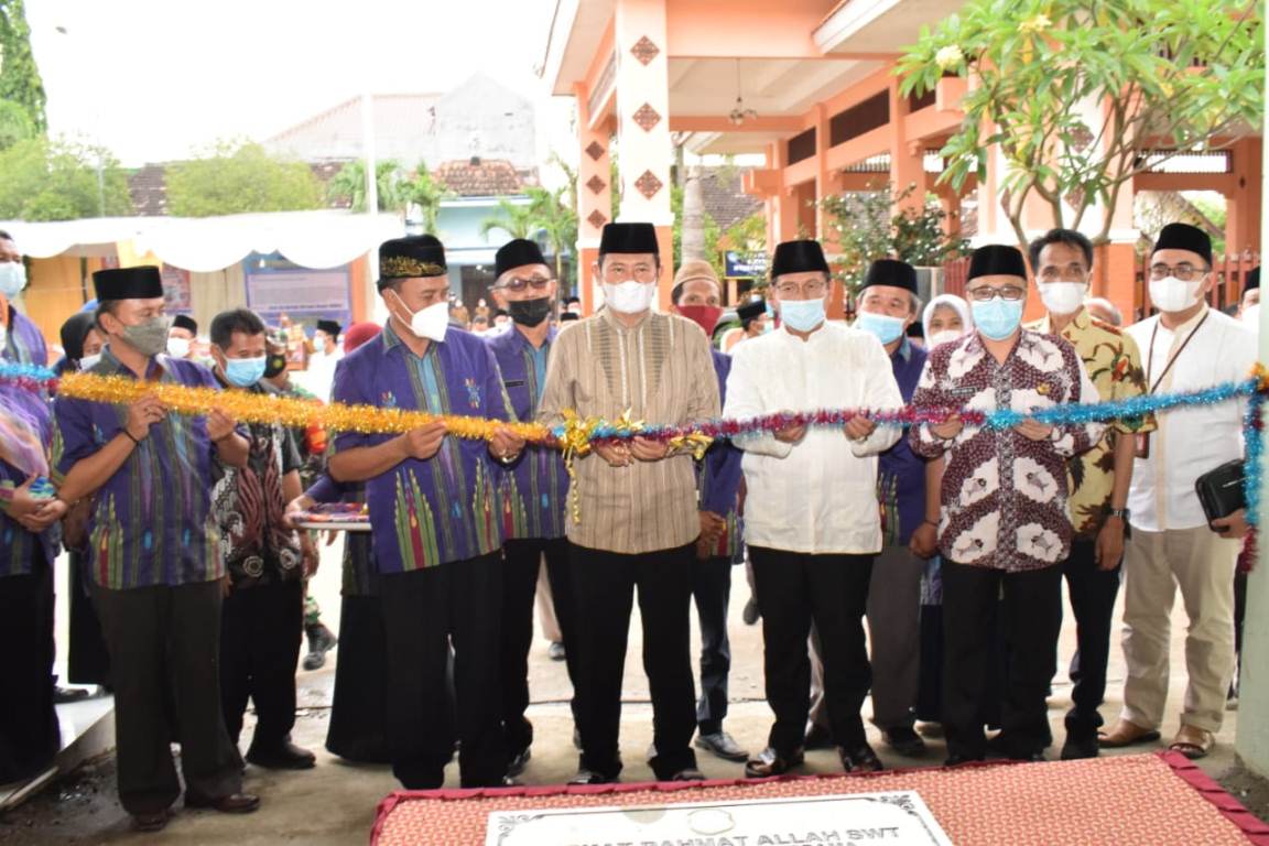 Foto : Bupati Lamongan, Yuhronur Efendi resmikan gedung LA Mart - BUMDESMA Pucuk Unggul Mandiri, Jum’at (07/05/2021).