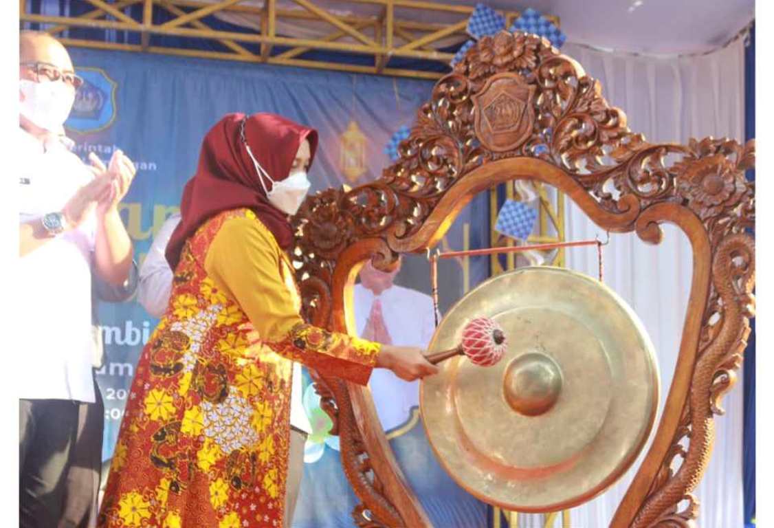Foto : Istri Bupati Lamongan, Anis Yuhronur Efendi memukul gong sebagai tanda pembukaan Bazar Ramadhan 1442 H, di Alun - Alun Kabupaten Lamongan, Rabu (05/05/2021).