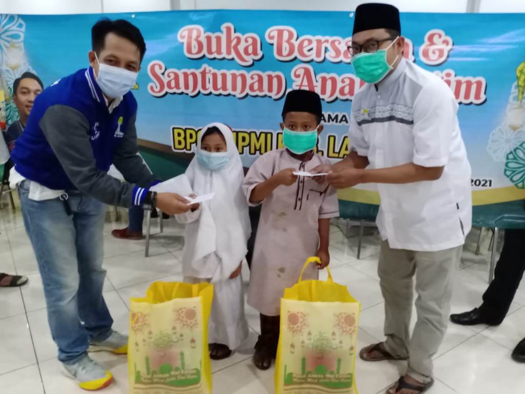 Foto : Ketua Umum BPC HIPMI Kabupaten Lamongan, Gus Khafid santuni anak yatim, Selasa (11/05/2021).